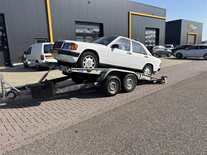 Auto-ambulance van Aanhangerverhuur Holten